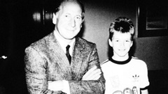 'Sếp của Messi' nên người nhờ Sir Bobby Charlton